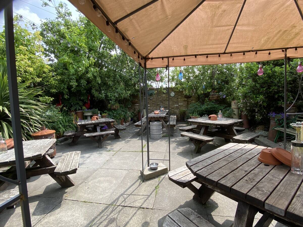 Wet led Freehouse pub for sale in Faversham Kent Photo 12