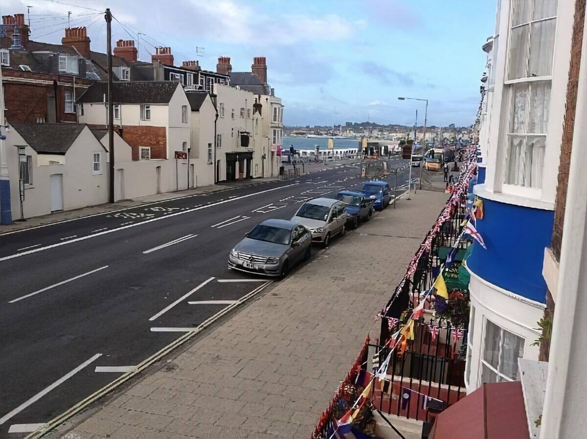 Stylish Seaside Guest House with Sub-Tropical Private Garden For Sale in Weymouth Photo 12