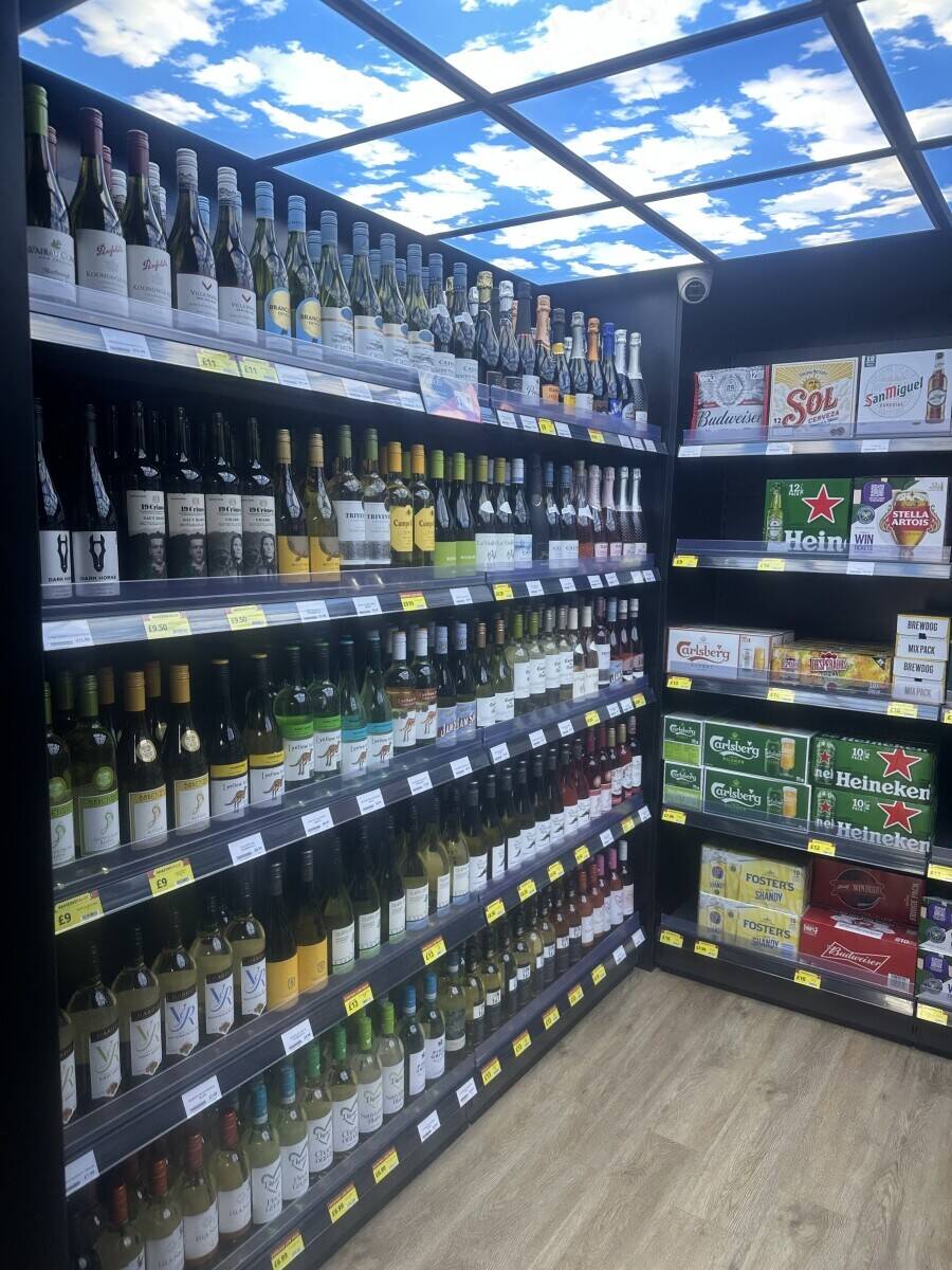Off licence  Photo 12