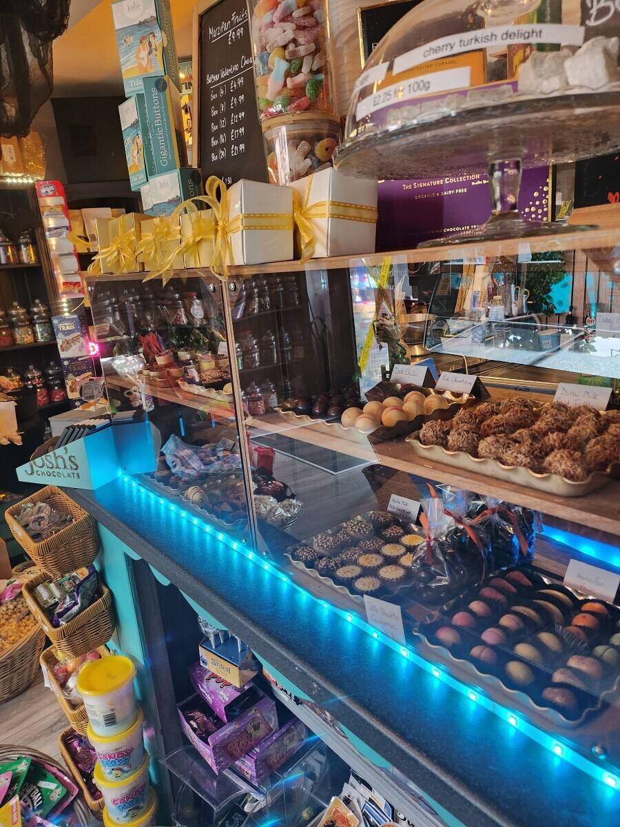 Established Sweet  & Bubble Tea shop in Crowthorne High St - Berkshire