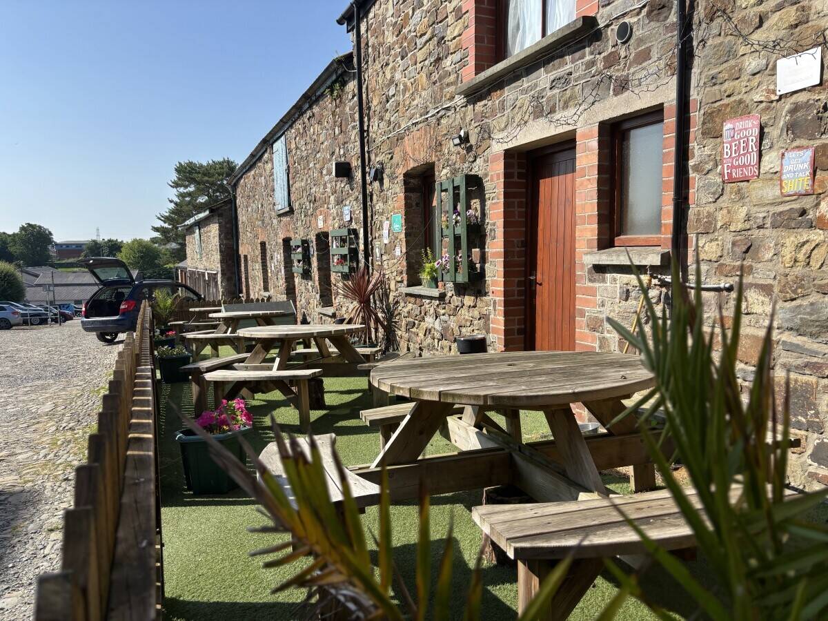 DEVON - TOWN CENTRE FREEHOUSE WITH LETTING ROOMS & DEVELOPMENT POTENTIAL
