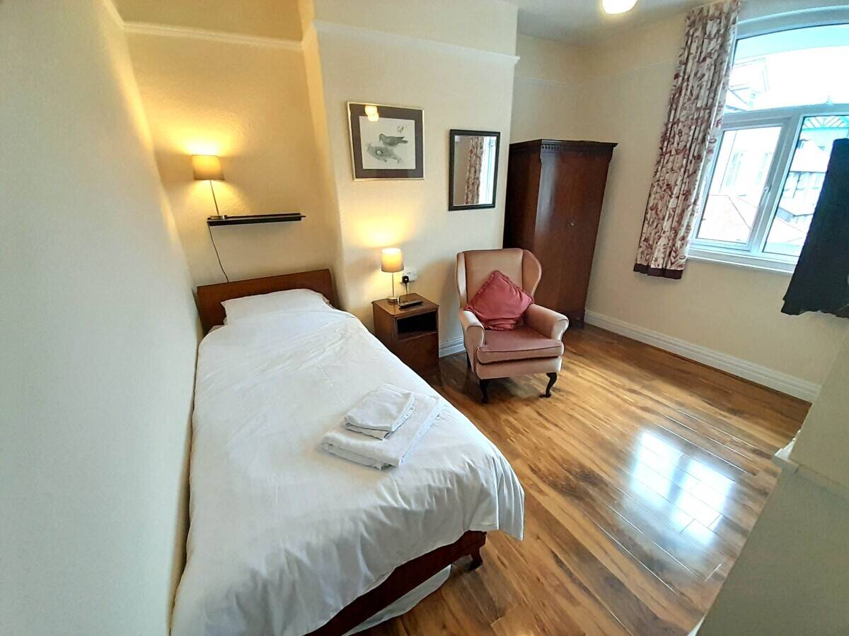 CONWY - DETACHED SIX BEDROOM GUEST HOUSE IN THE SEASIDE TOWN OF LLANDUDNO