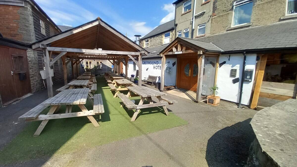 MID WALES - PROMINENT MARKET TOWN HOTEL WITH ESTABLISHED TRADE