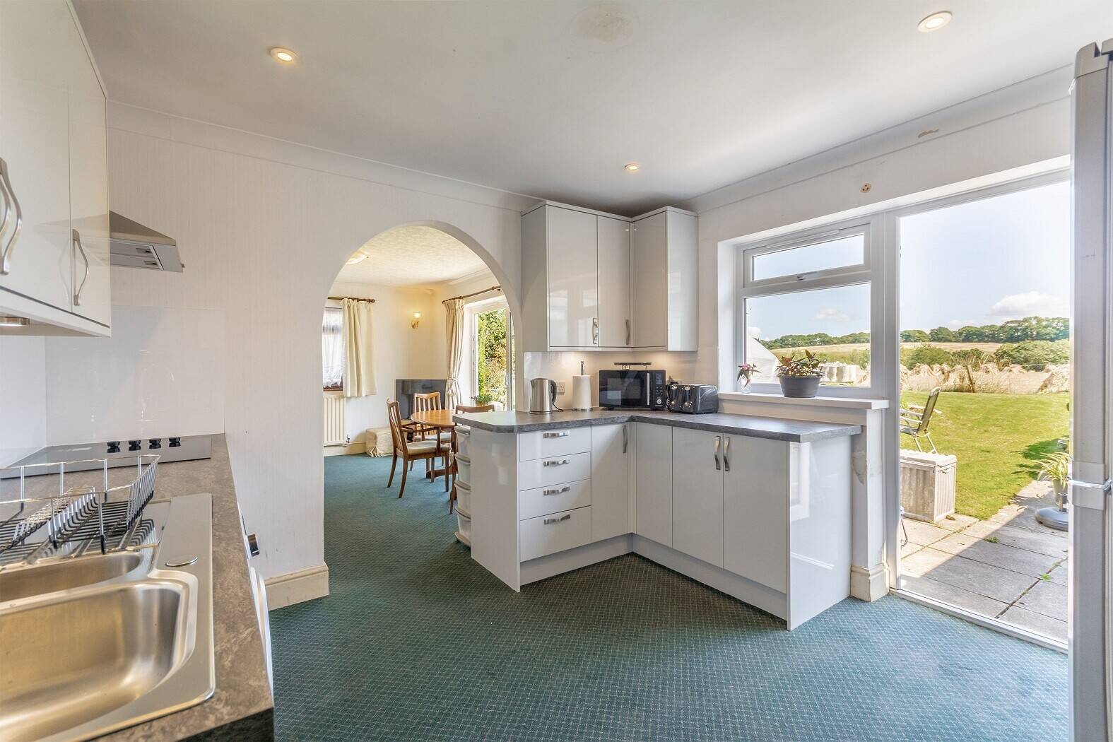 Detached Character Devon Country Pub Set In 0.5 Of An Acre With 4 Bedroom Accommodation Photo 12