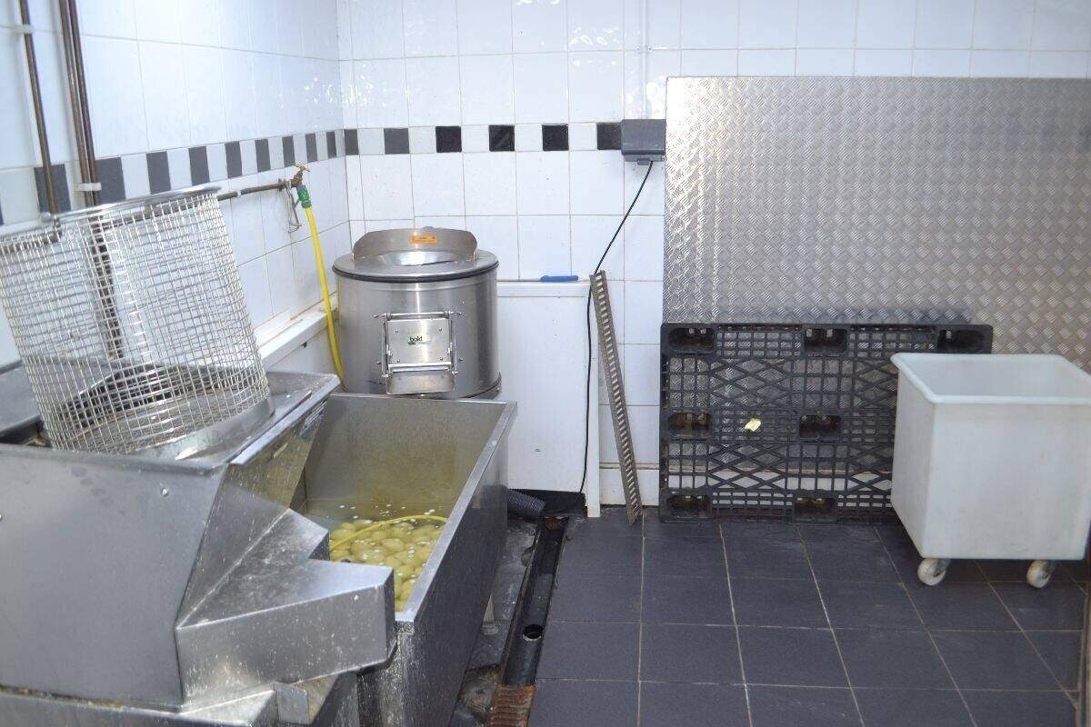 Thriving £15K Weekly Turnover Fish & Chip Shop with High-Profit Dessert Menu – Prime Opportunity!