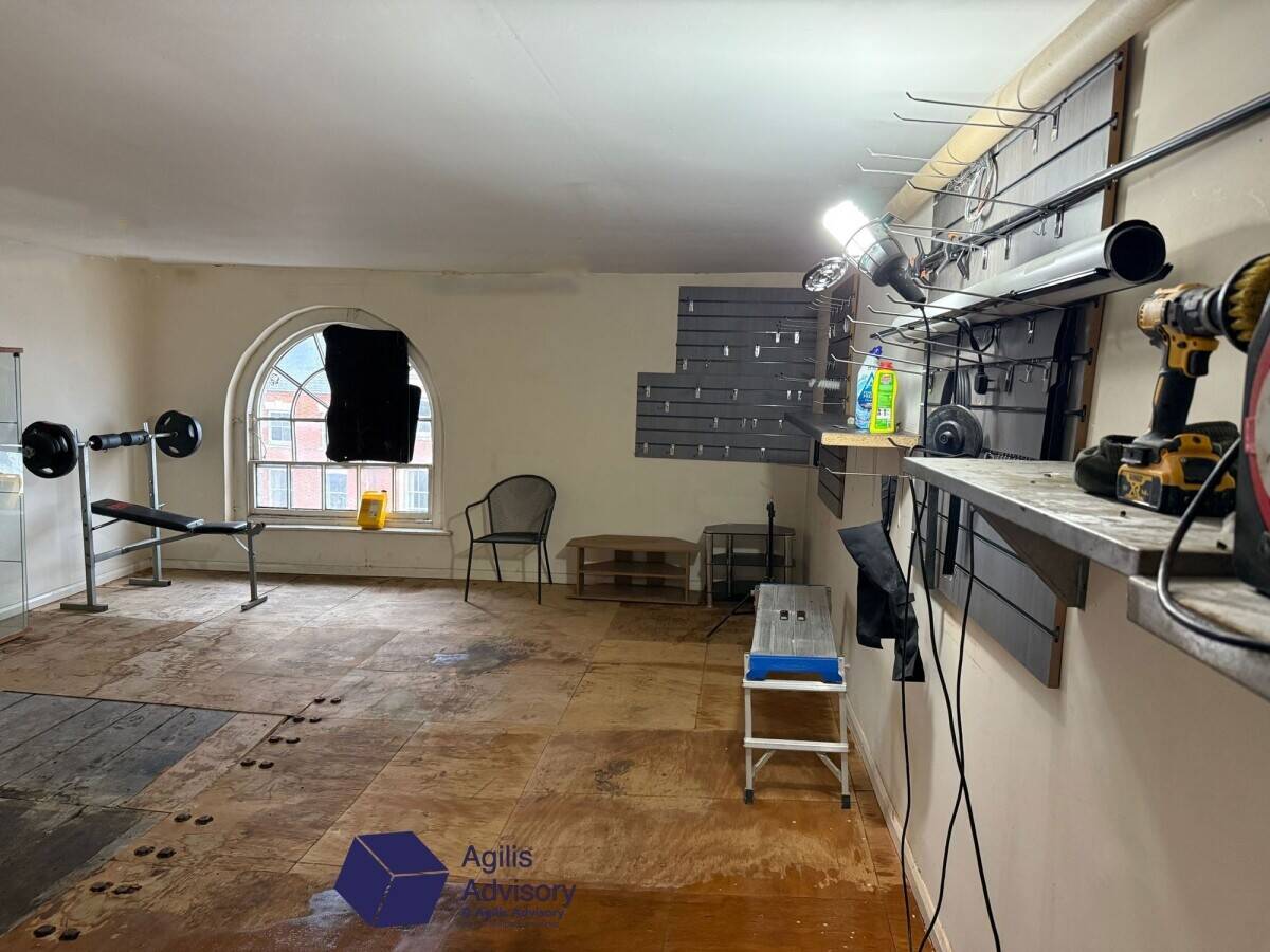 PRICE REDUCED! Prime Barber Shop Opportunity in the Heart of Banbury Photo 12