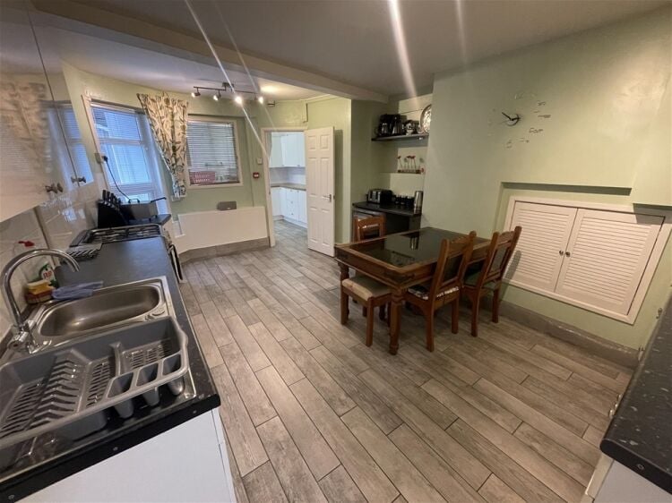 Elegant Victorian 12-bedroom hotel set on the English Riviera For Sale in Torquay Photo 12