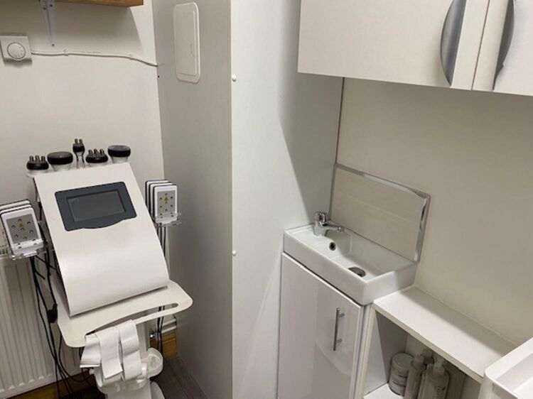 Leasehold Tanning Salon & Beauty Rooms Located In Northfield Photo 12