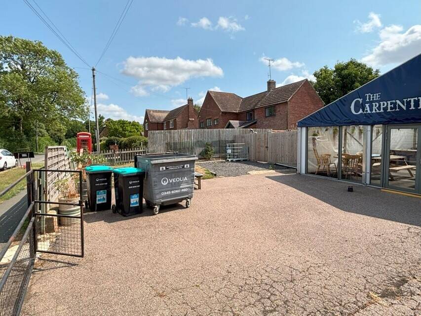 NORTHAMPTONSHIRE - VILLAGE PUB CLOSE TO THE OXFORDSHIRE AND WARWICKSHIRE BORDERS