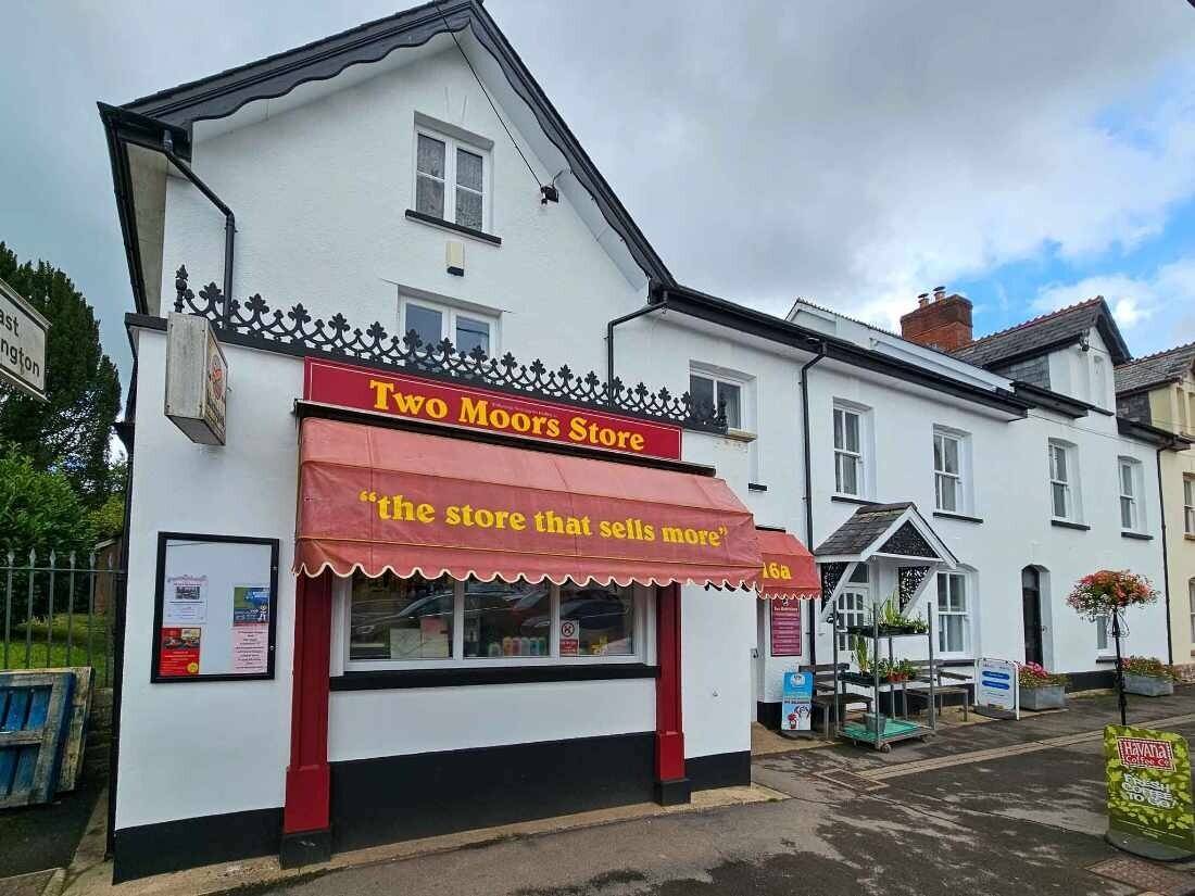 A high-income producing village convenience store Photo 12
