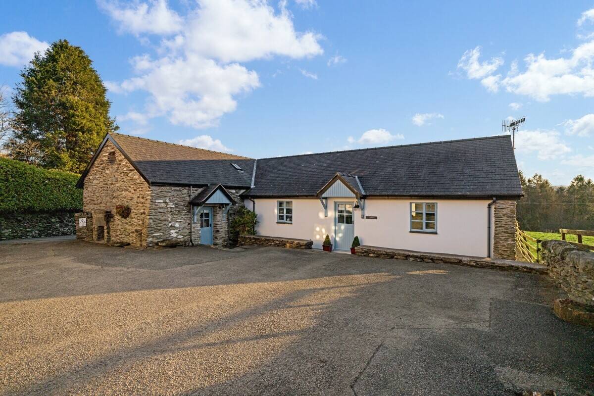 5 Bed House with 3 x 2 Bed Holiday Lets on a 3 acre plot