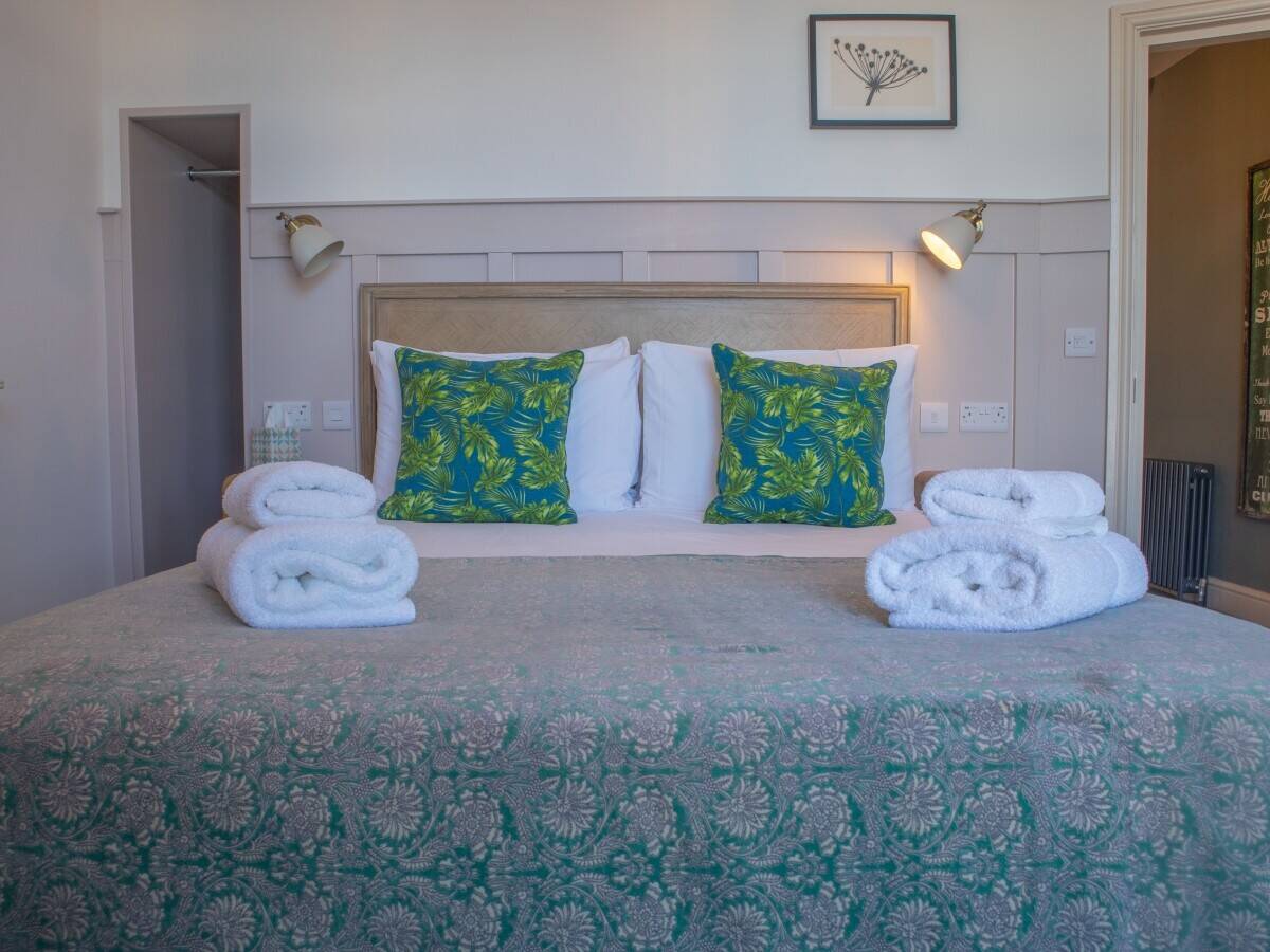 DEVON – THOROUGHLY RESTORED TOWN CENTRE HOTEL AND BAR