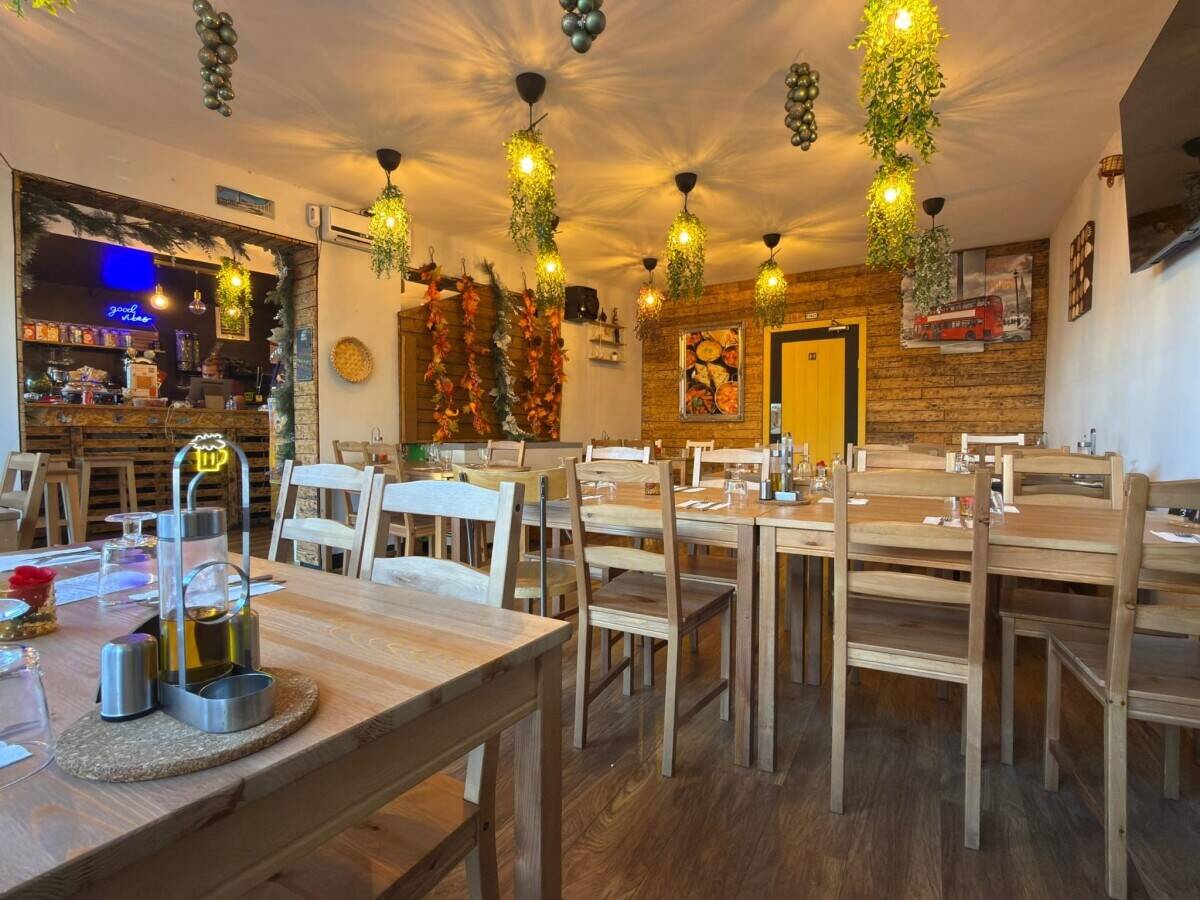Restaurant, bar & takeaway 3 in 1