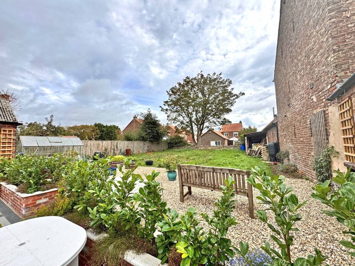 NORTH YORKSHIRE - VILLAGE PUB AND NEWLY BUILT 2 BEDROOM COTTAGE Photo 12