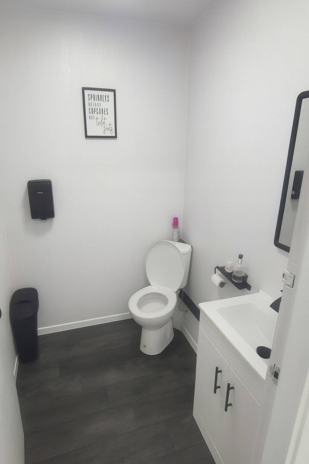 Beauty Salon in Prime Location Photo 12