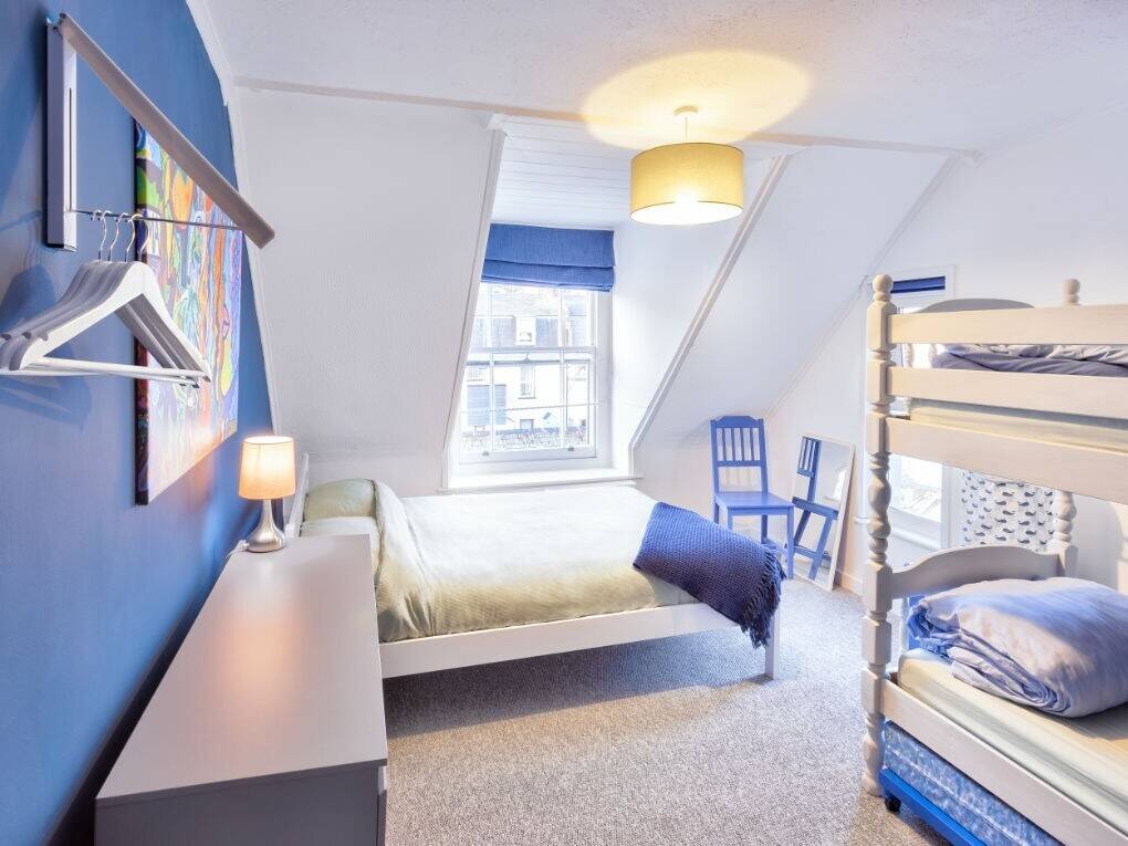 DEVON – INDEPEDENT TOWN CENTRE HOSTEL IN PICTURESQUE SEASIDE RESORT