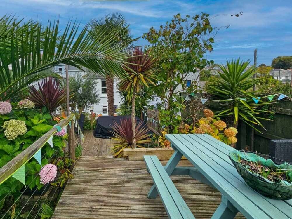 A Stunning Turn-Key Six-Bedroom Guest House