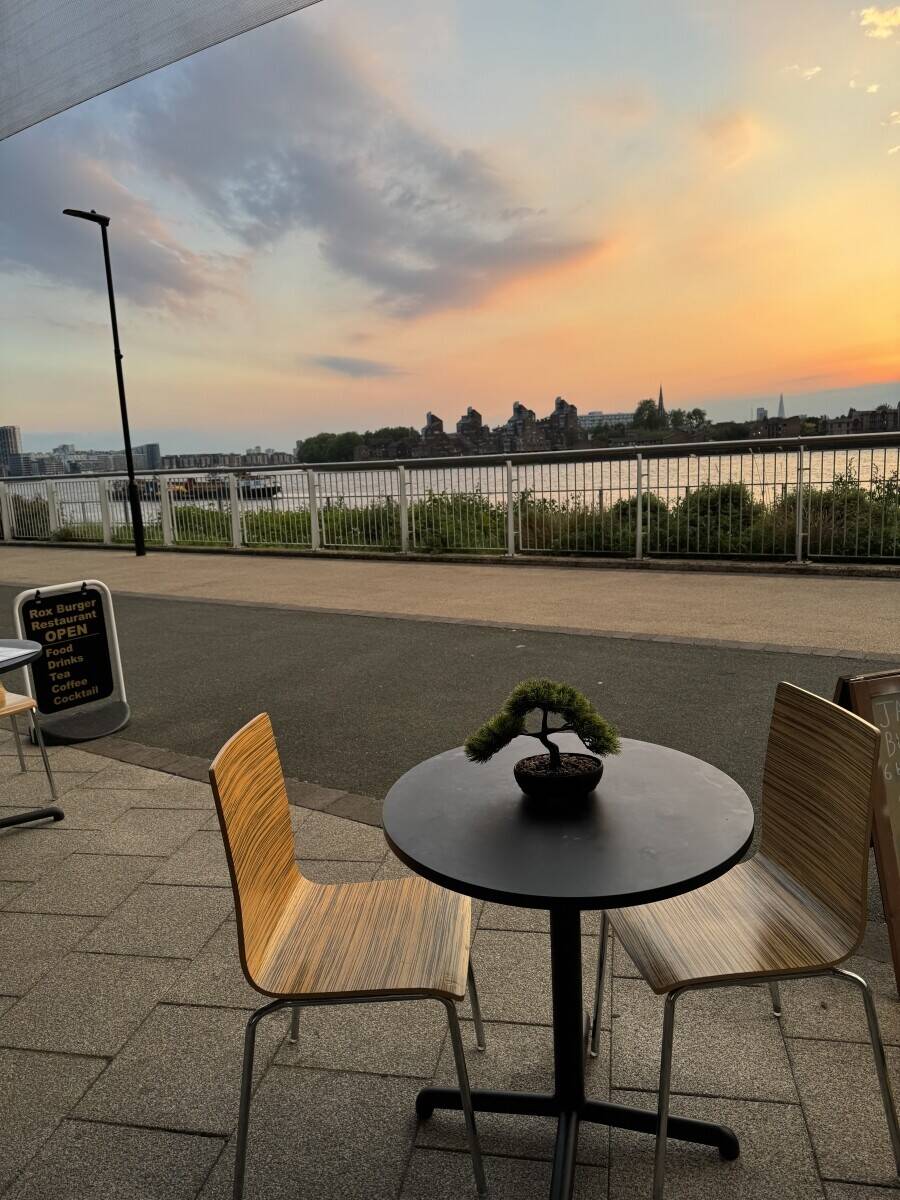 Japanese and burger restaurant by the river in Greenwich for sale