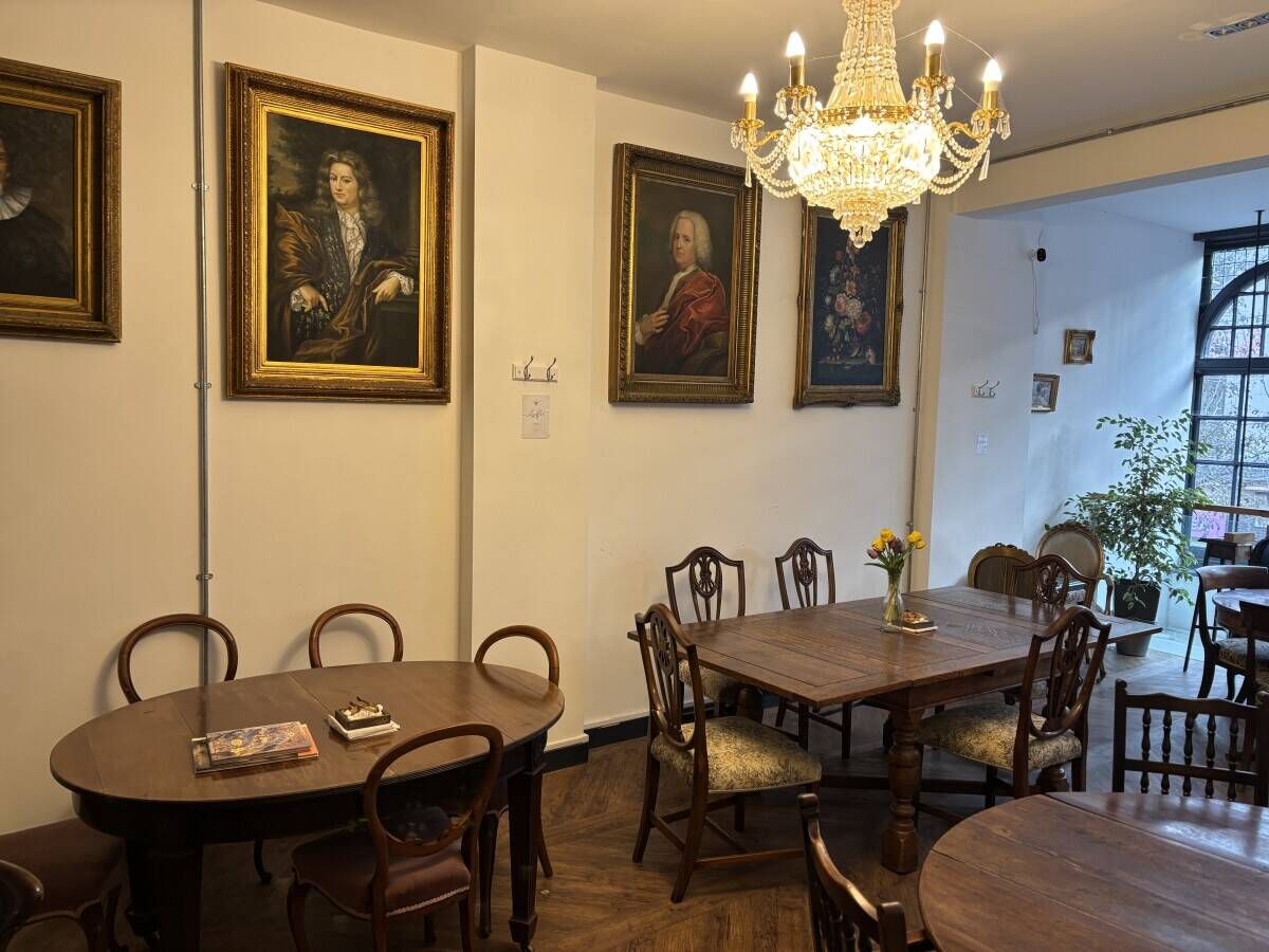 Coffee shop/Sandwich bar on main tourist street in city center. Photo 12
