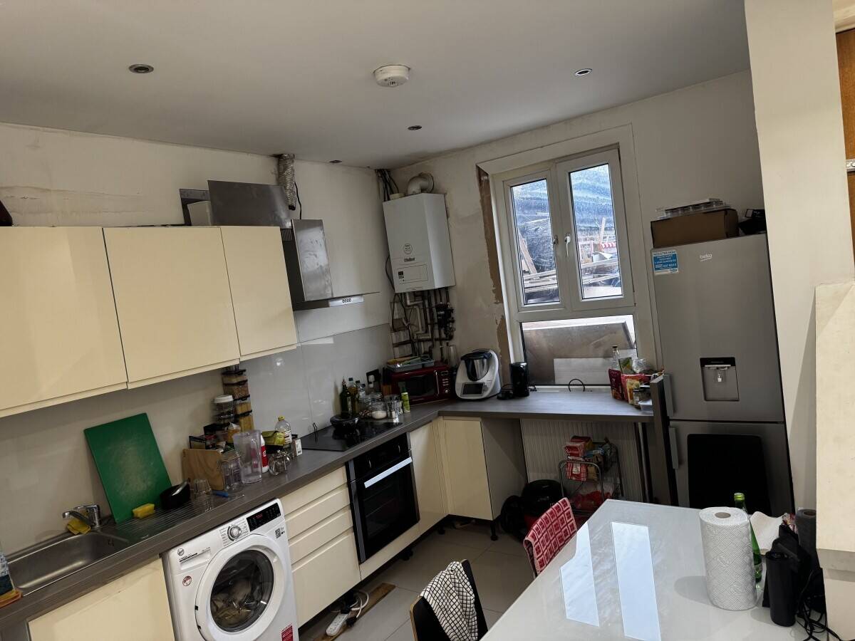 A3 cafe Pizzeria  2 bed ensuite extra room ensuite . Next to tube station
