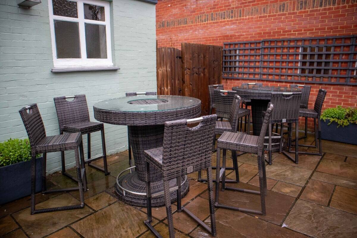 WEST WICKHAM, LONDON - SIZEABLE HIGH STREET PUB AND EATERY