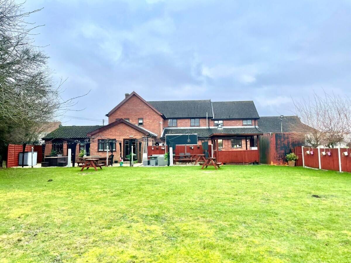 NORFOLK - 4 BEDROOM FOOD-LED PUB WITH LARGE BEER GARDEN AND CAR PARK
