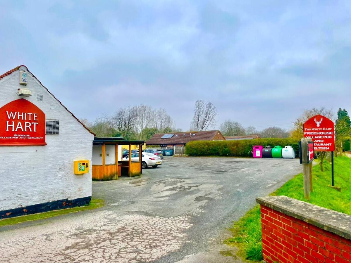 LINCOLNSHIRE - PUB AND RESTAURANT WITH 3 EN SUITE BEDROOMS AND LARGE CAR PARK