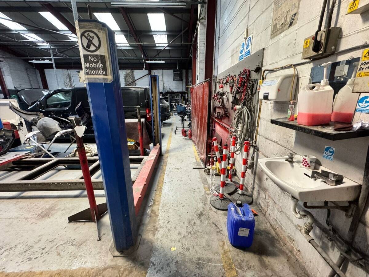 Bodyshop for sale in Walsall Photo 11