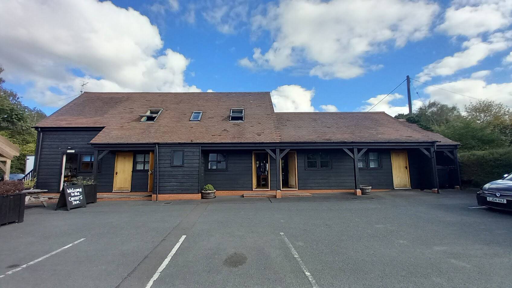HEREFORDSHIRE – 17TH CENTURY BLACK AND WHITE VILLAGE INN