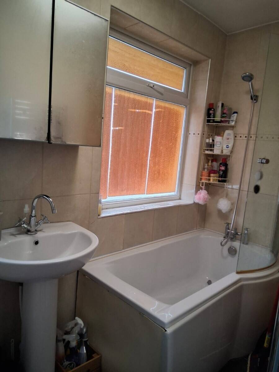 Price Reduced – High Turnover Pizza Takeaway with 2-Bed Flat – £6,000 Weekly Sales – Now £79,995