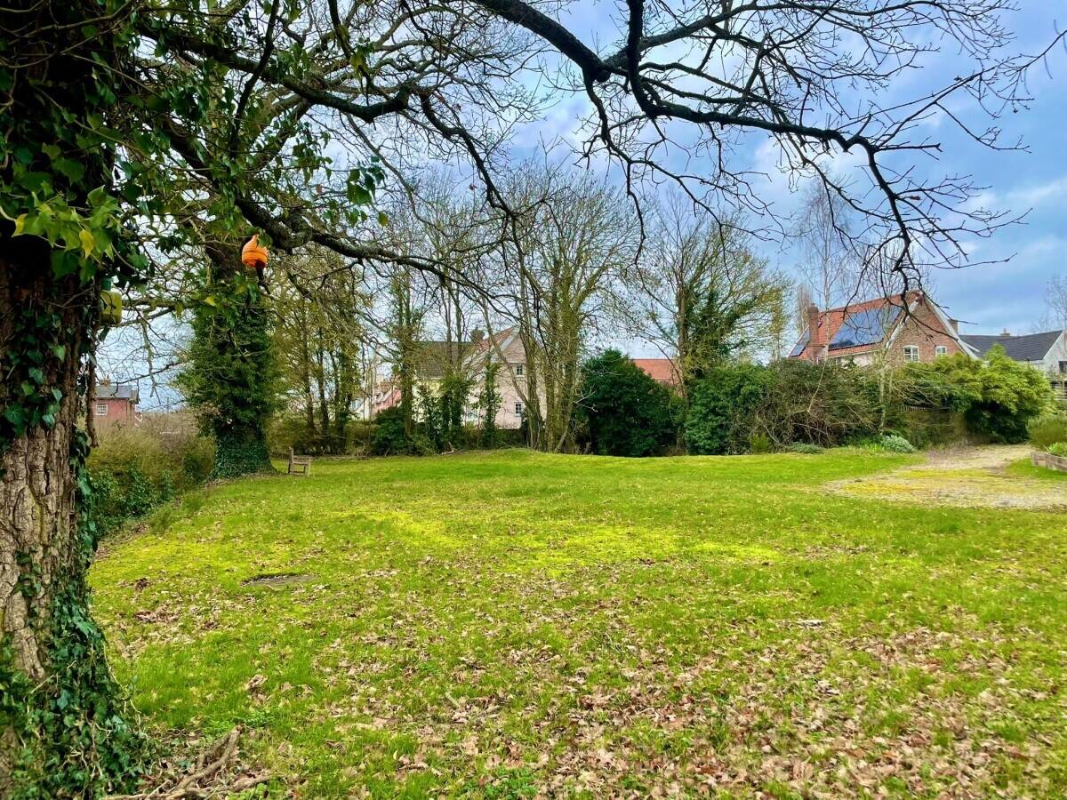 SUFFOLK - THREE BEDROOM PUBLIC HOUSE ON LARGE PLOT