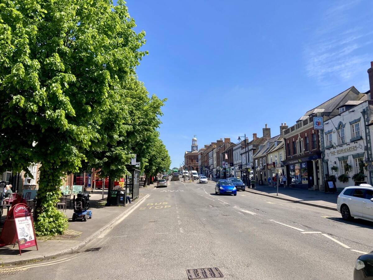 MENS & LADIES CLOTHING & ACCESSORIES RETAILER TO INCLUDE FREEHOLD RETAIL PREMISES AND OFFICES Photo 12