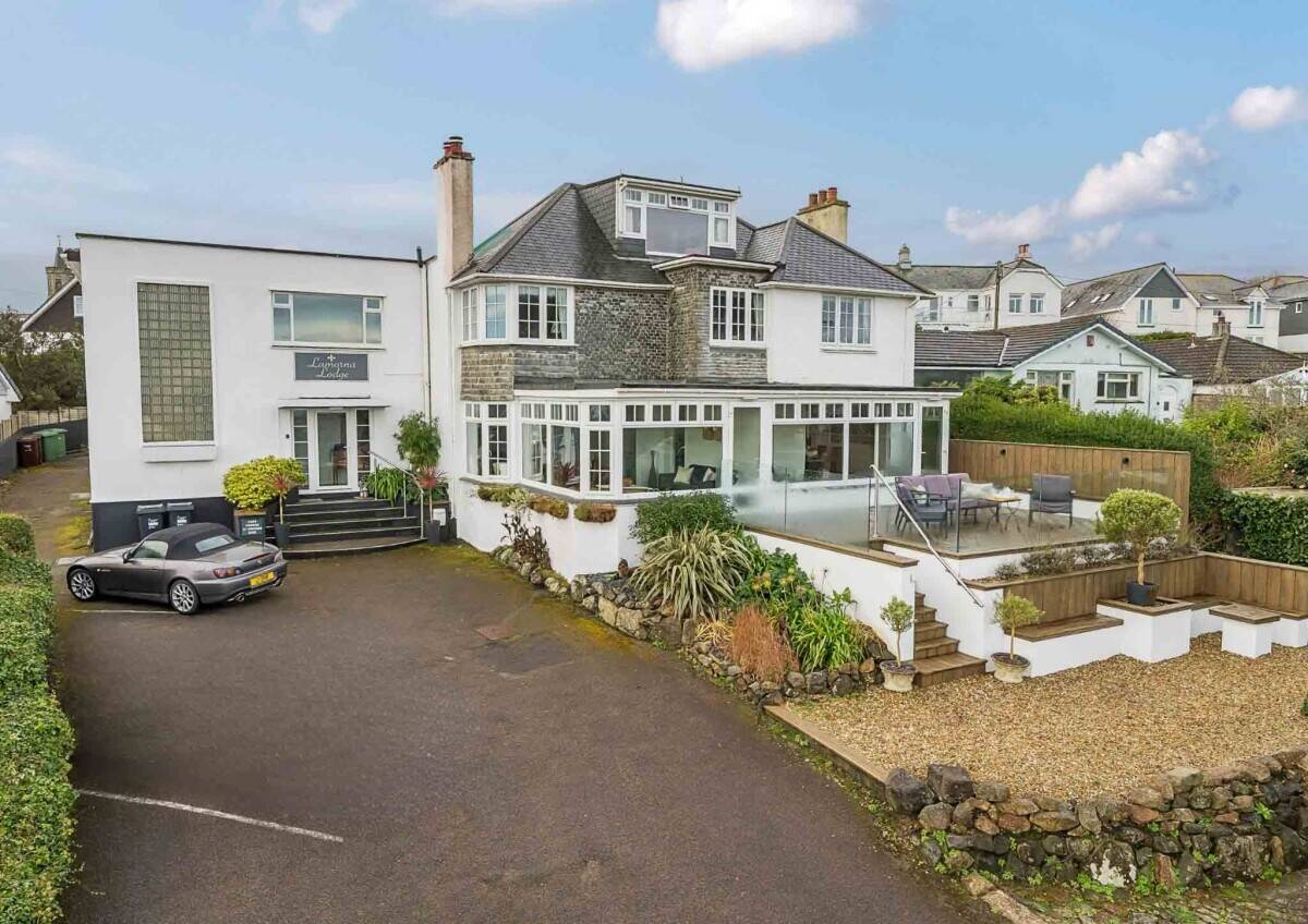A beautifully presented detached 9-bedroom en-suite guest house Photo 12