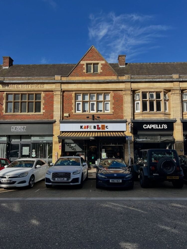 Highly Rated Town Centre Café with Established Local Reputation