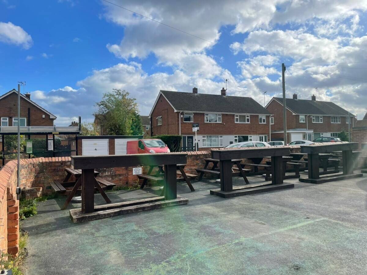 NOTTINGHAMSHIRE - FOUR BEDROOM, 100% WET-LED FREEHOUSE WITH CAR PARK