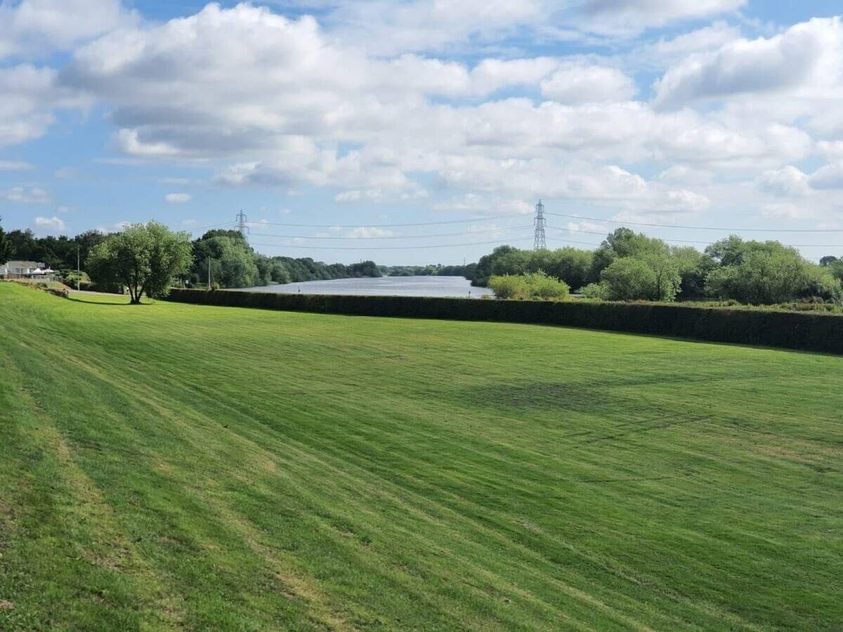 NOTTINGHAMSHIRE - TWO BEDROOM RESIDENTIAL LODGE WITH DEDICATED PARKING