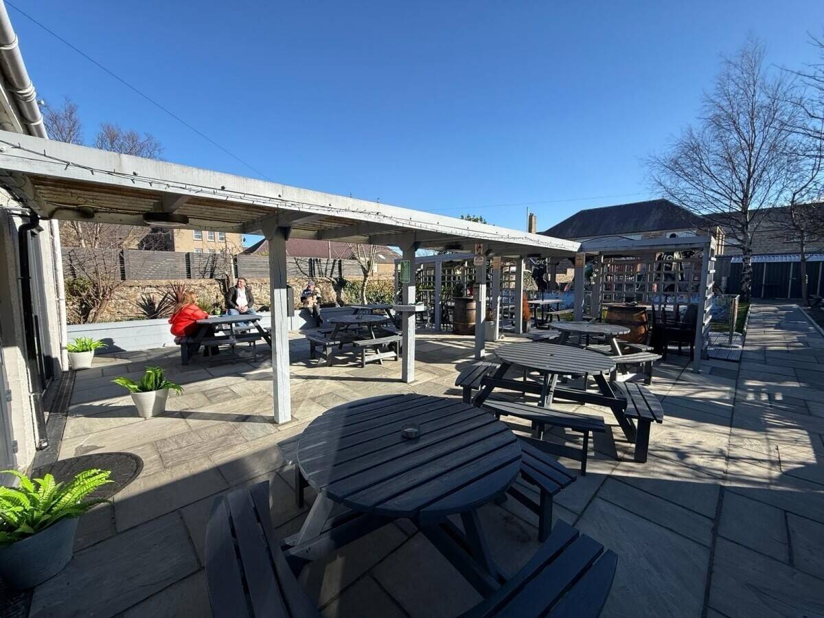 An Impressive Multi-Income Hotel Offered in Immaculate Condition (ref 1807)