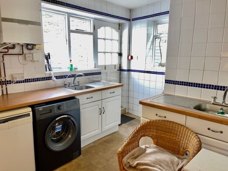 Freehold 7 Bedroom Guest House Located In Torquay, Devon Photo 12