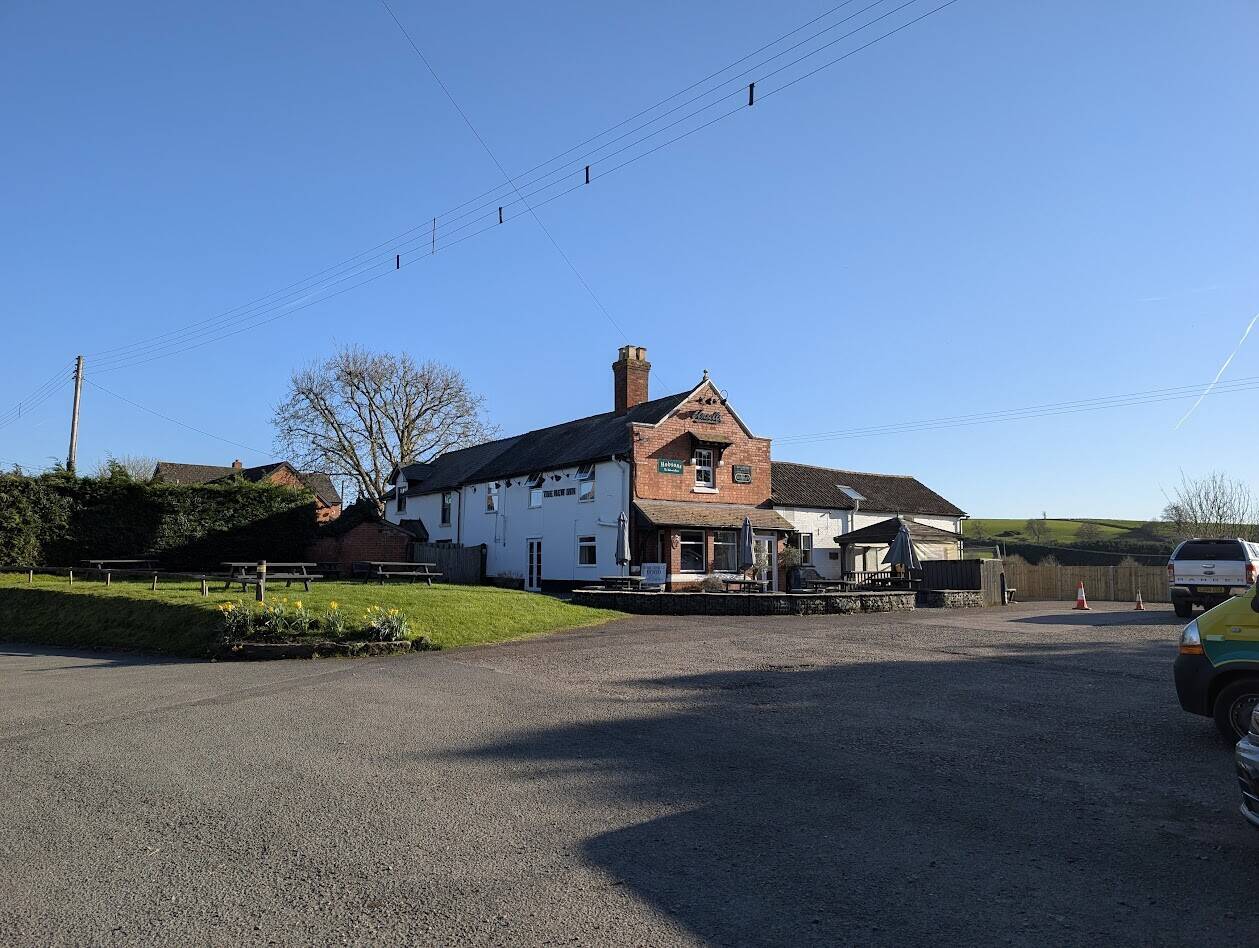 HEREFORDSHIRE - WELL-ESTABLISHED, CHARACTER, COTTAGE STYLE PUB IN PRIME VILLAGE LOCATION