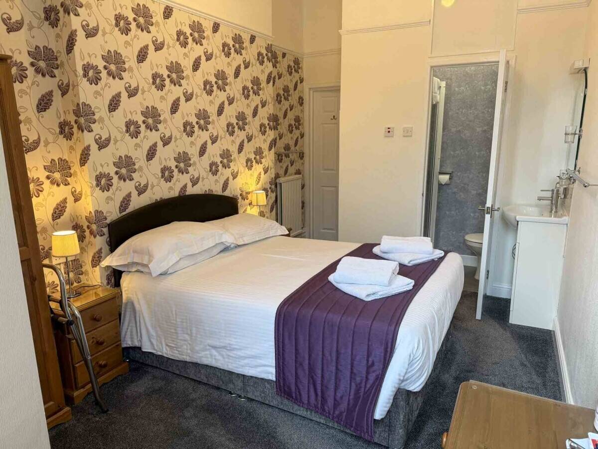 Profitable 15-Bedroom En-Suite Hotel Near Beach & Town Centre Photo 12