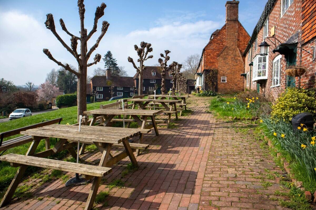 KENT - WELL-KNOWN HISTORIC PUB WITH FIVE LETTING ROOMS