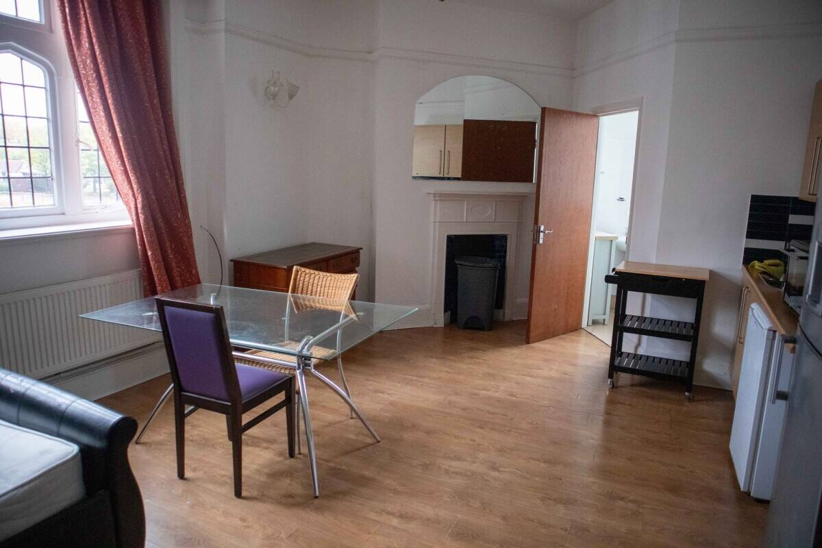 STREATHAM, LONDON - SUBSTANTIAL PUB WITH EXTENSIVE 12 ROOM ACCOMMODATION Photo 12