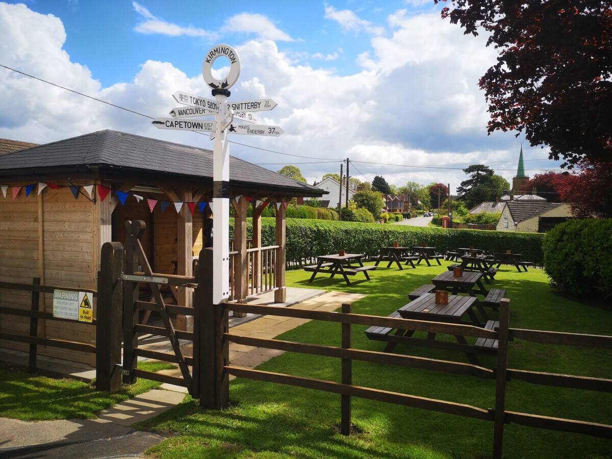 LINCOLNSHIRE - IMMENSELY SUCCESSFUL PUB ADJACENT TO HUMBERSIDE AIRPORT