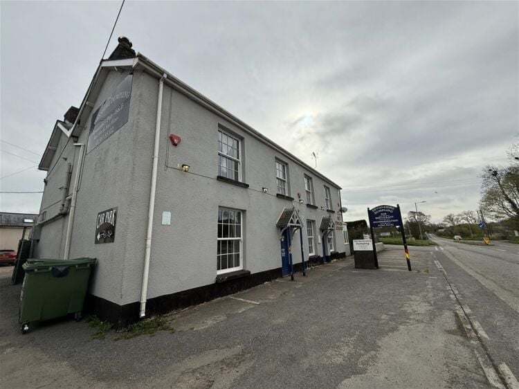 Versatile property offering a ready-made B&B / restaurant trade For Sale in Crediton