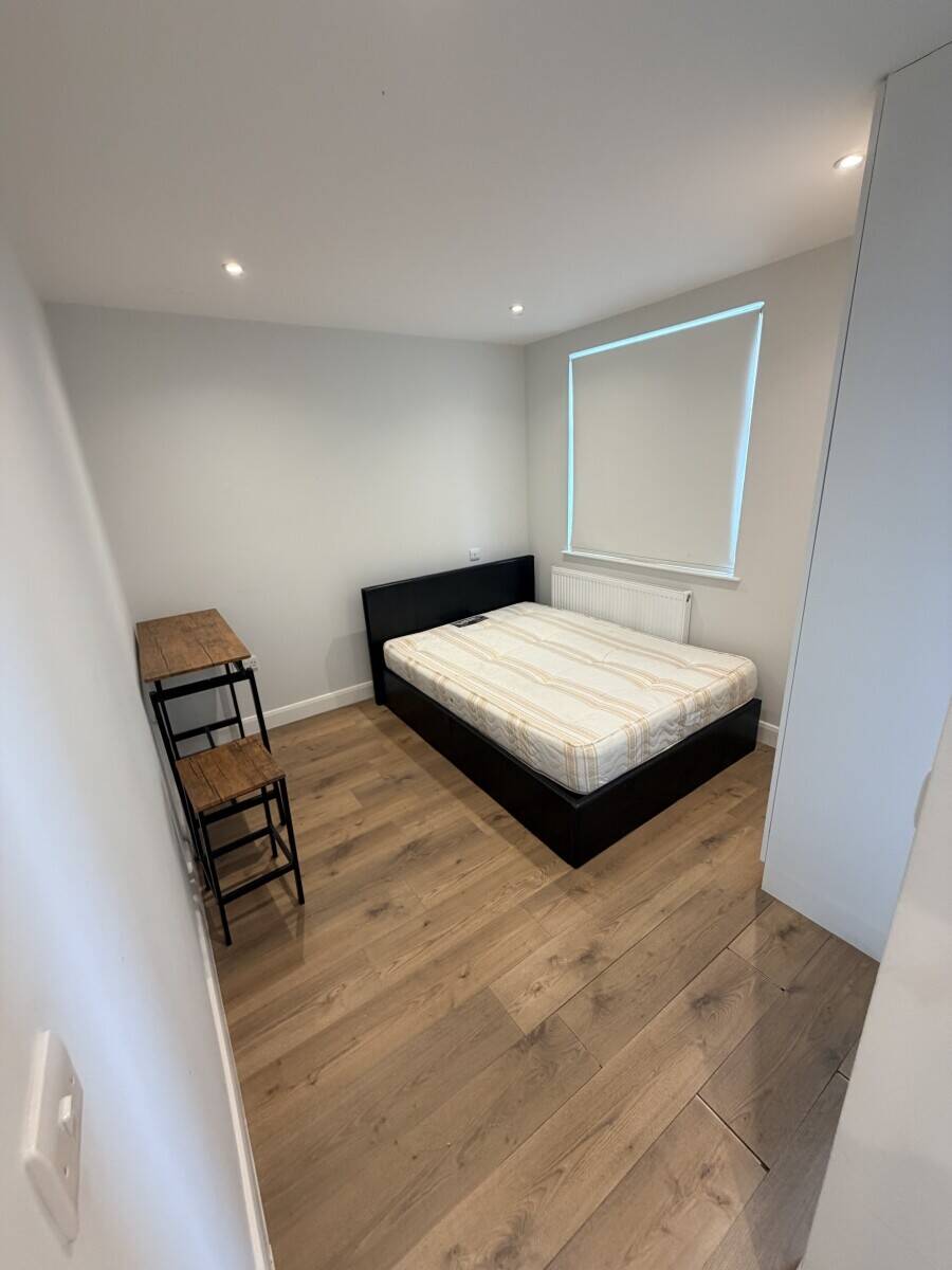 INCREDIBLE Restaurant space with huge 4 bedroom flat ACCOMMODATION included in Isleworth London