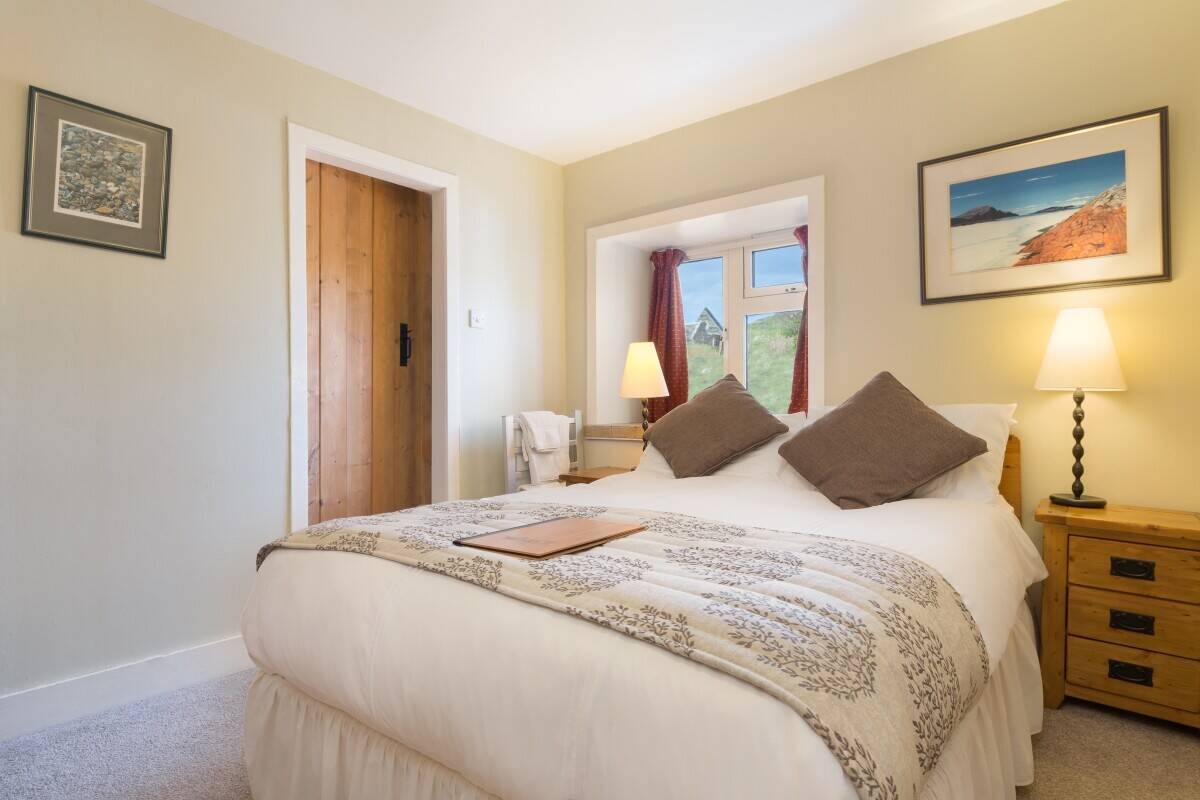 Well-Established, Popular 17-Bedroom Historic Island Hotel