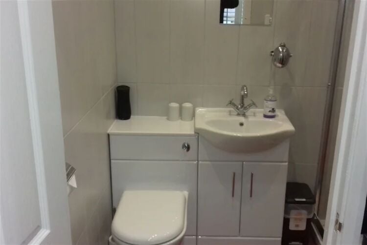FREEHOLD LETTING APARTMENTS IDEAL INVESTMENT  RESTART OPPORTUNITY WEST SUSSEX Photo 12