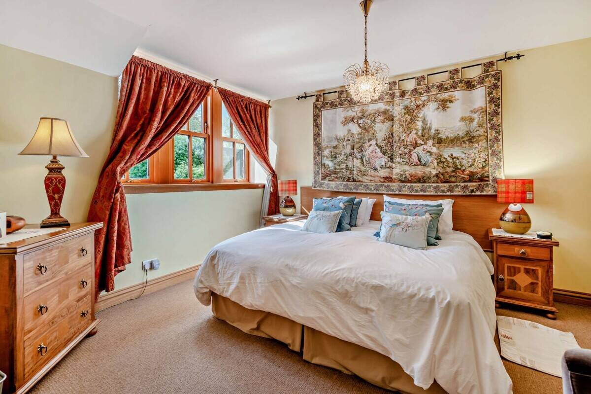 An exceptional house comprising 4 cottages (previously used as holiday rental), paddock and land. Photo 12