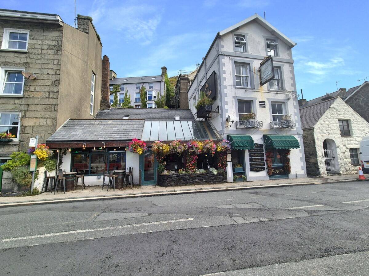 GWYNEDD - 15TH CENTURY HARBOURSIDE PUBLIC HOUSE Photo 12