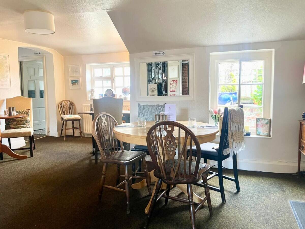 LINCOLNSHIRE - 5 BEDROOM PUB WITH DETACHED BREWERY